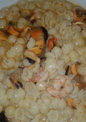 Una foto de Sopa de gambitas y mejillones
