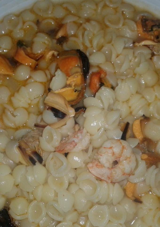 Una foto de Sopa de gambitas y mejillones