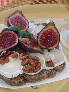 Foto principal de Tostada con queso de cabra, higos y nueces