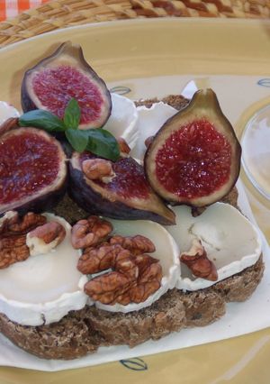Una foto de Tostada con queso de cabra, higos y nueces