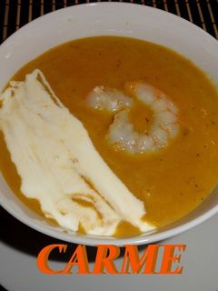 Una foto de Crema templada de puerro con langostinos