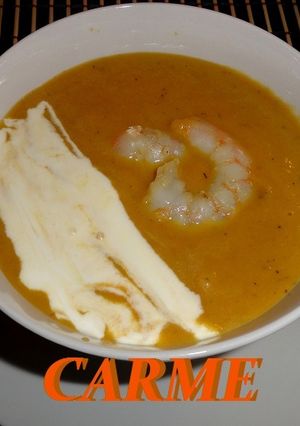 Una foto de Crema templada de puerro con langostinos