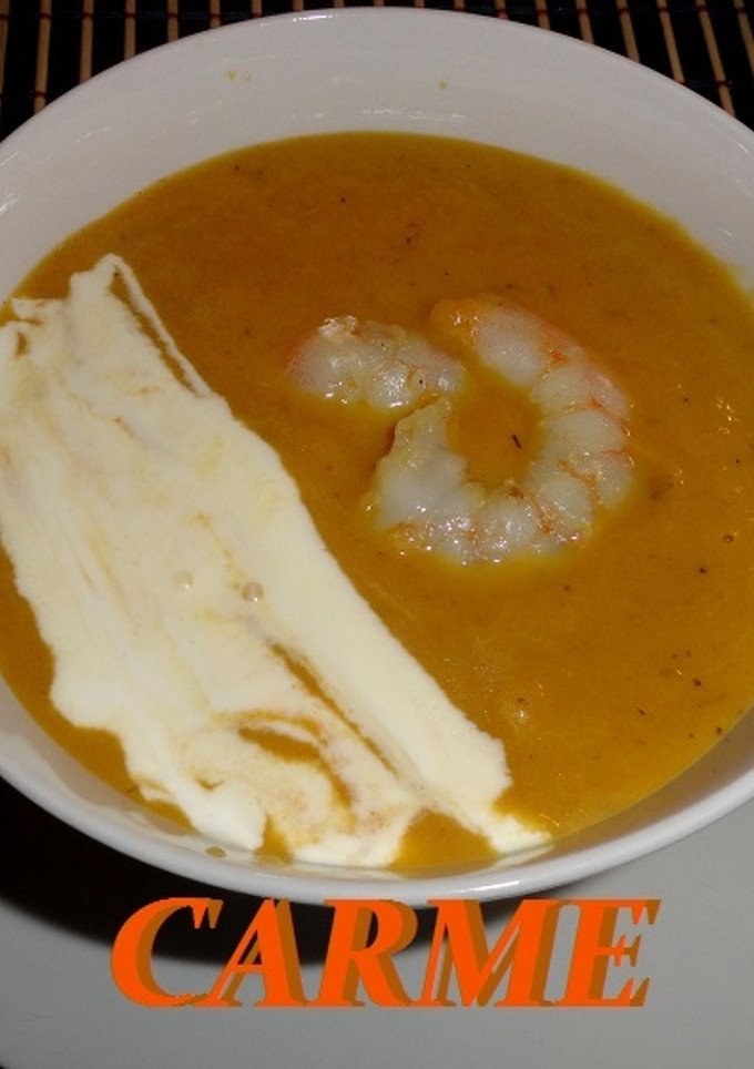Una foto de Crema templada de puerro con langostinos