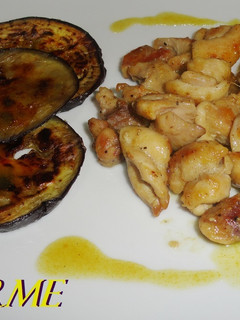 Una foto de Pollo en dados y berenjenas con mostaza y miel