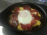 Patatas ibéricas con huevo a caballo