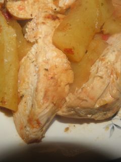 Una foto de Pollo con papas al vapor