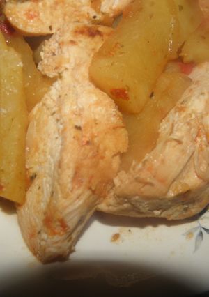 Una foto de Pollo con papas al vapor