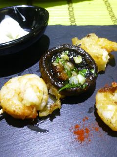 Una foto de Brocheta de langostinos y champiñón