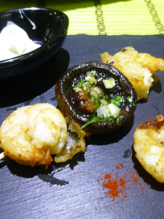 Una foto de Brocheta de langostinos y champiñón