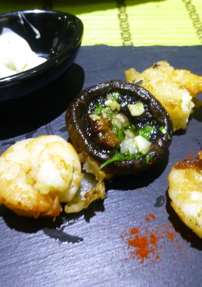Una foto de Brocheta de langostinos y champiñón