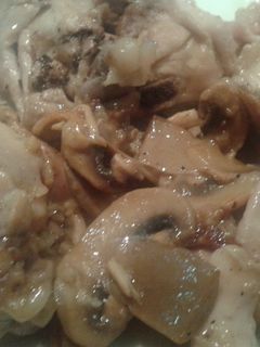 Una foto de Pollo con vino blanco y champiñones rápida