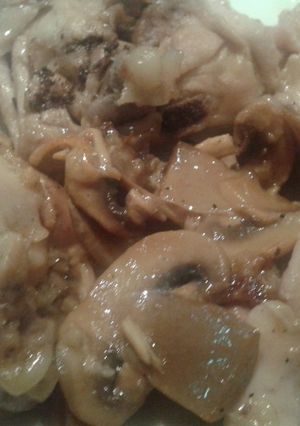 Una foto de Pollo con vino blanco y champiñones rápida