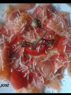 Una foto de Ensalada de salmón con parmesano