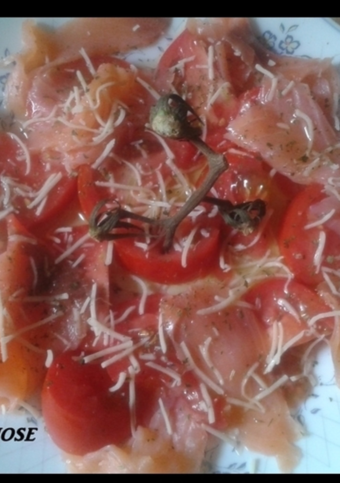 Una foto de Ensalada de salmón con parmesano