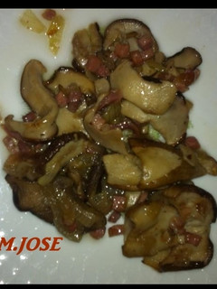 Una foto de Boletus Edulis con taquitos de jamón