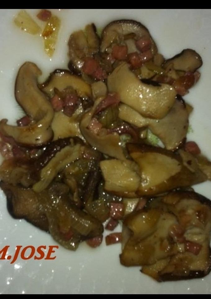 Una foto de Boletus Edulis con taquitos de jamón