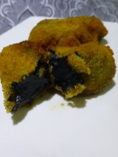 Una foto de Croquetas de chipirones en su tinta