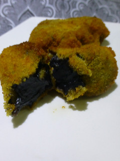 Una foto de Croquetas de chipirones en su tinta