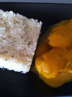 Una foto de Muslo de pollo con crema de zanahoria
