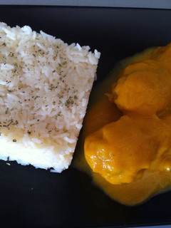 Una foto de Muslo de pollo con crema de zanahoria