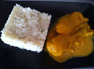 Una foto de Muslo de pollo con crema de zanahoria
