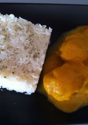 Una foto de Muslo de pollo con crema de zanahoria