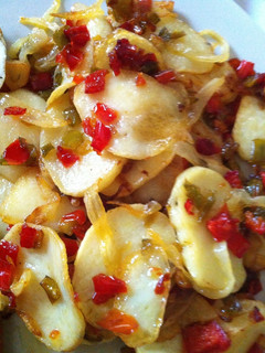 Una foto de Patatas panadera con pimientos y cebolla