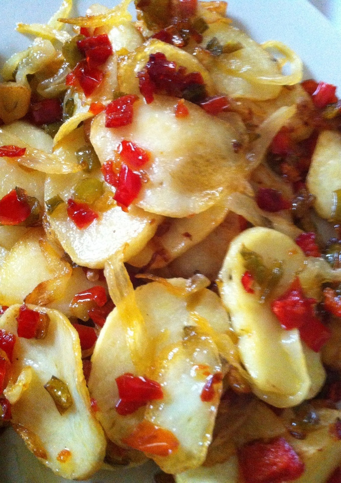 Una foto de Patatas panadera con pimientos y cebolla