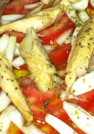 Una foto de Ensalada de caballa con tomate y cebolla