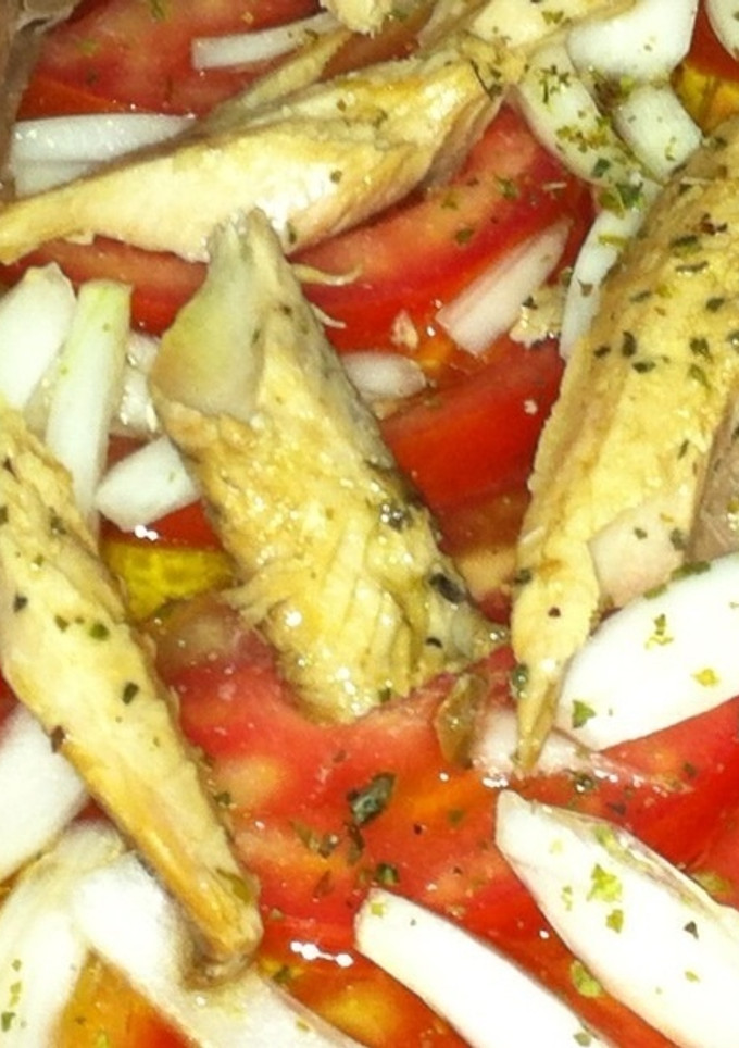 Una foto de Ensalada de caballa con tomate y cebolla