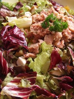 Una foto de Ensalada de mozzarella, pimientos y radicchio con atún