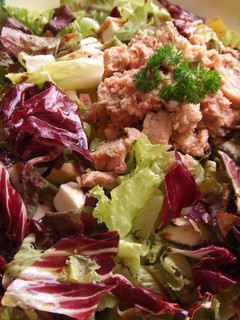 Una foto de Ensalada de mozzarella, pimientos y radicchio con atún