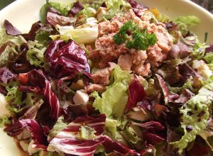 Una foto de Ensalada de mozzarella, pimientos y radicchio con atún