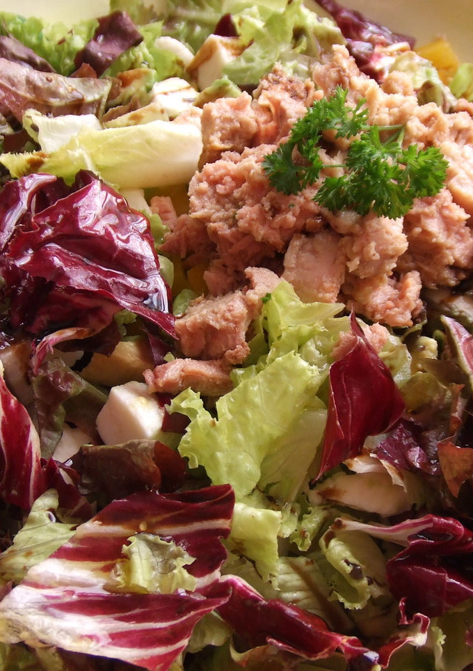 Una foto de Ensalada de mozzarella, pimientos y radicchio con atún