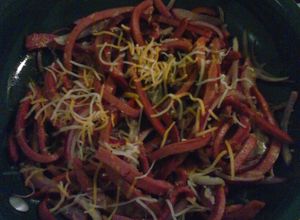 Una foto de Salchichas estilo Fajitas