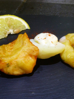 Una foto de Brocheta de salmón, langostino y patata
