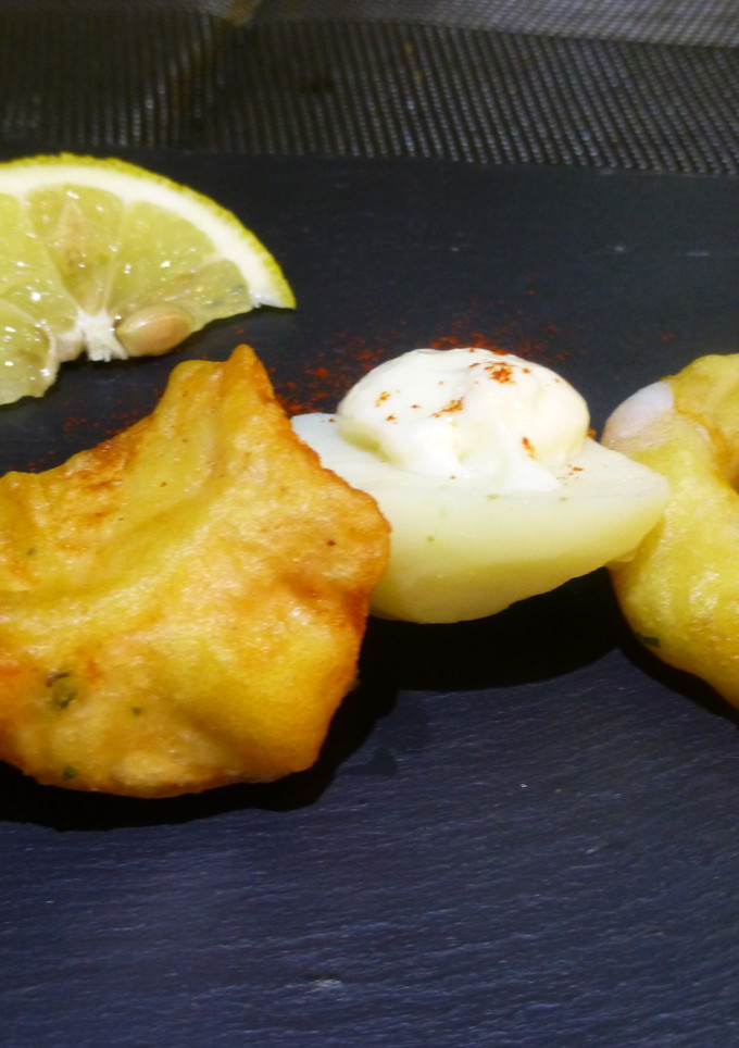 Una foto de Brocheta de salmón, langostino y patata