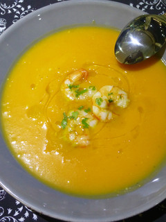 Una foto de Crema de calabaza con langostinos