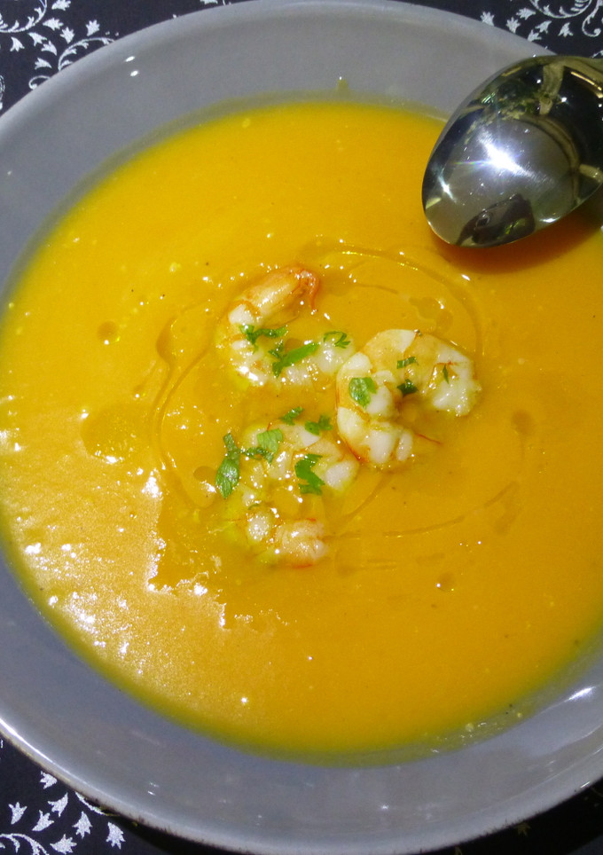 Una foto de Crema de calabaza con langostinos