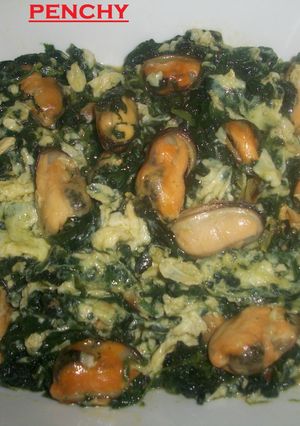 Una foto de Revuelto de mejillones con espinacas