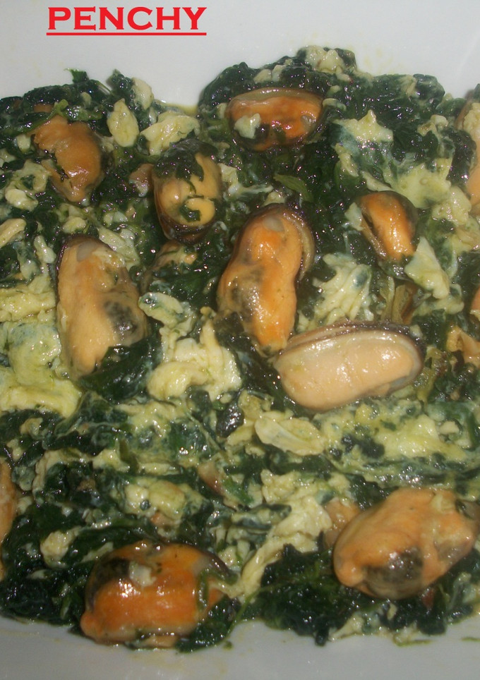 Una foto de Revuelto de mejillones con espinacas