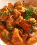 Pechugas de pollo con champiñones al aroma de pimentón