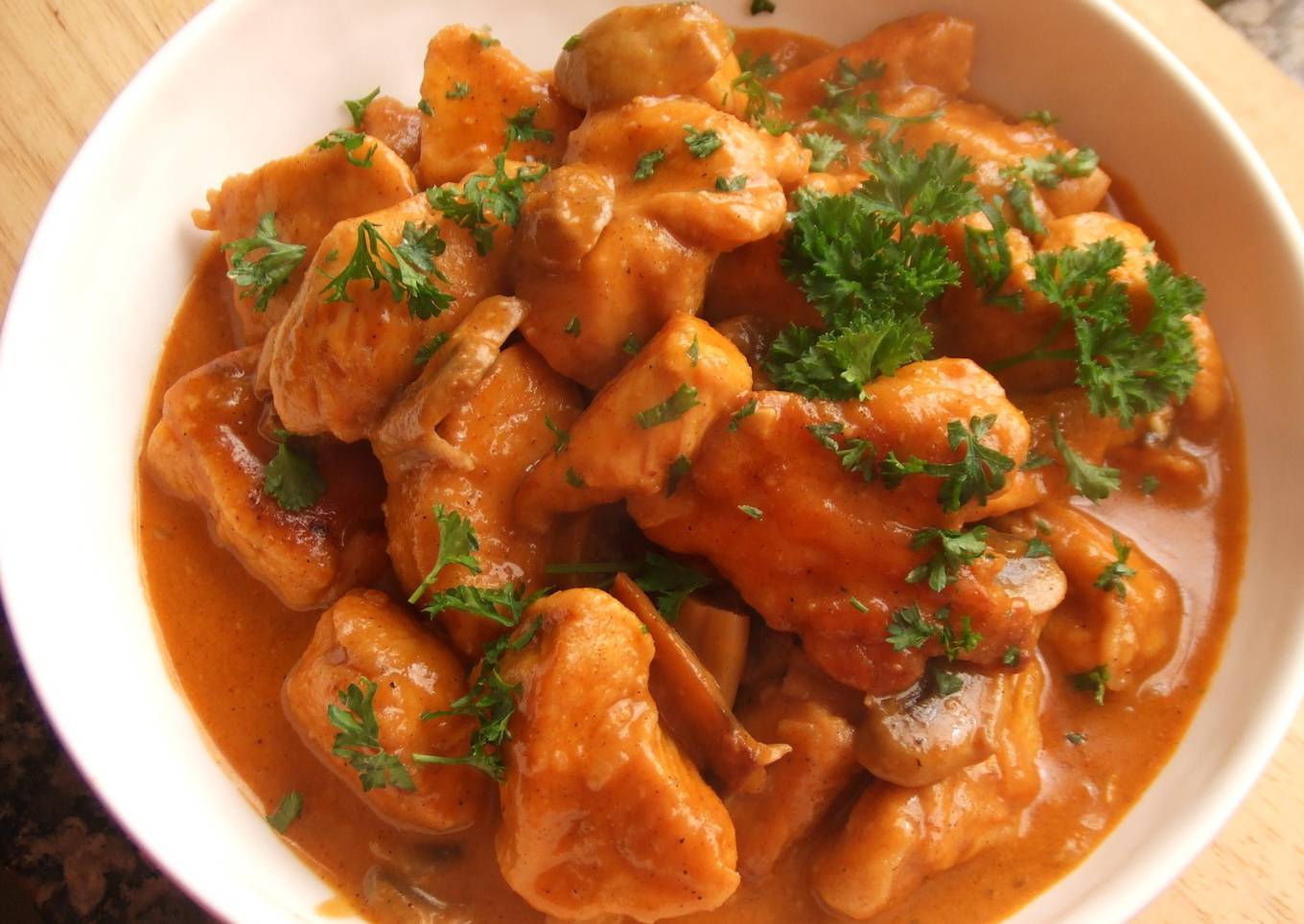 Pechugas de pollo con champiñones al aroma de pimentón<br />