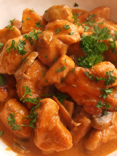 Una foto de Pechugas de pollo con champiñones al aroma de pimentón