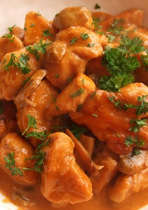 Una foto de Pechugas de pollo con champiñones al aroma de pimentón