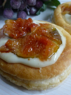 Una foto de Hojaldre con natillas e higos en almíbar