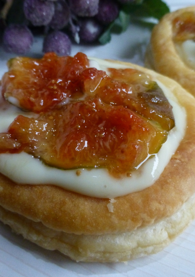 Una foto de Hojaldre con natillas e higos en almíbar