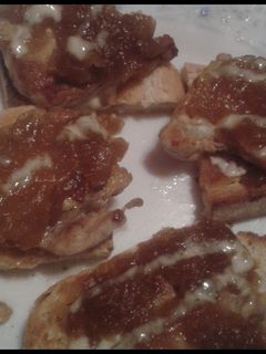 Una foto de Torta de solomillo con cebolla caramelizada