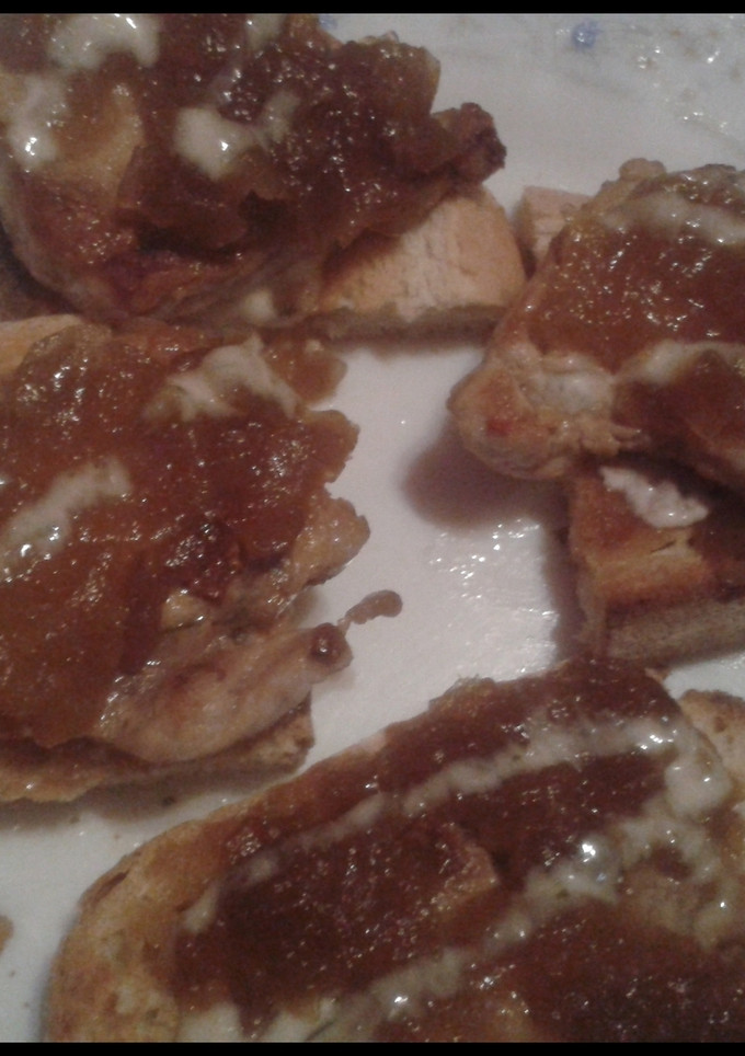 Una foto de Torta de solomillo con cebolla caramelizada