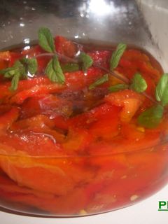 Una foto de Pimientos rojos asados al aceite con hierbabuena